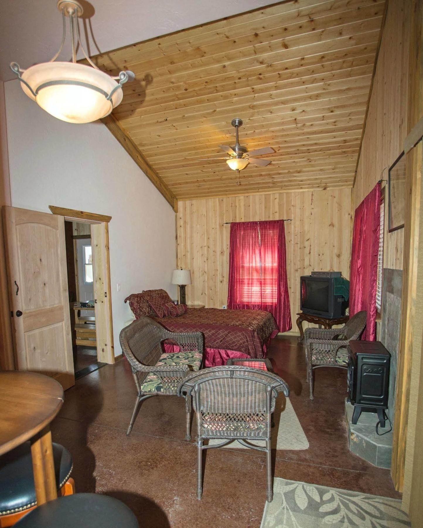 DiamondStone Guest Lodges La Pine Exterior foto