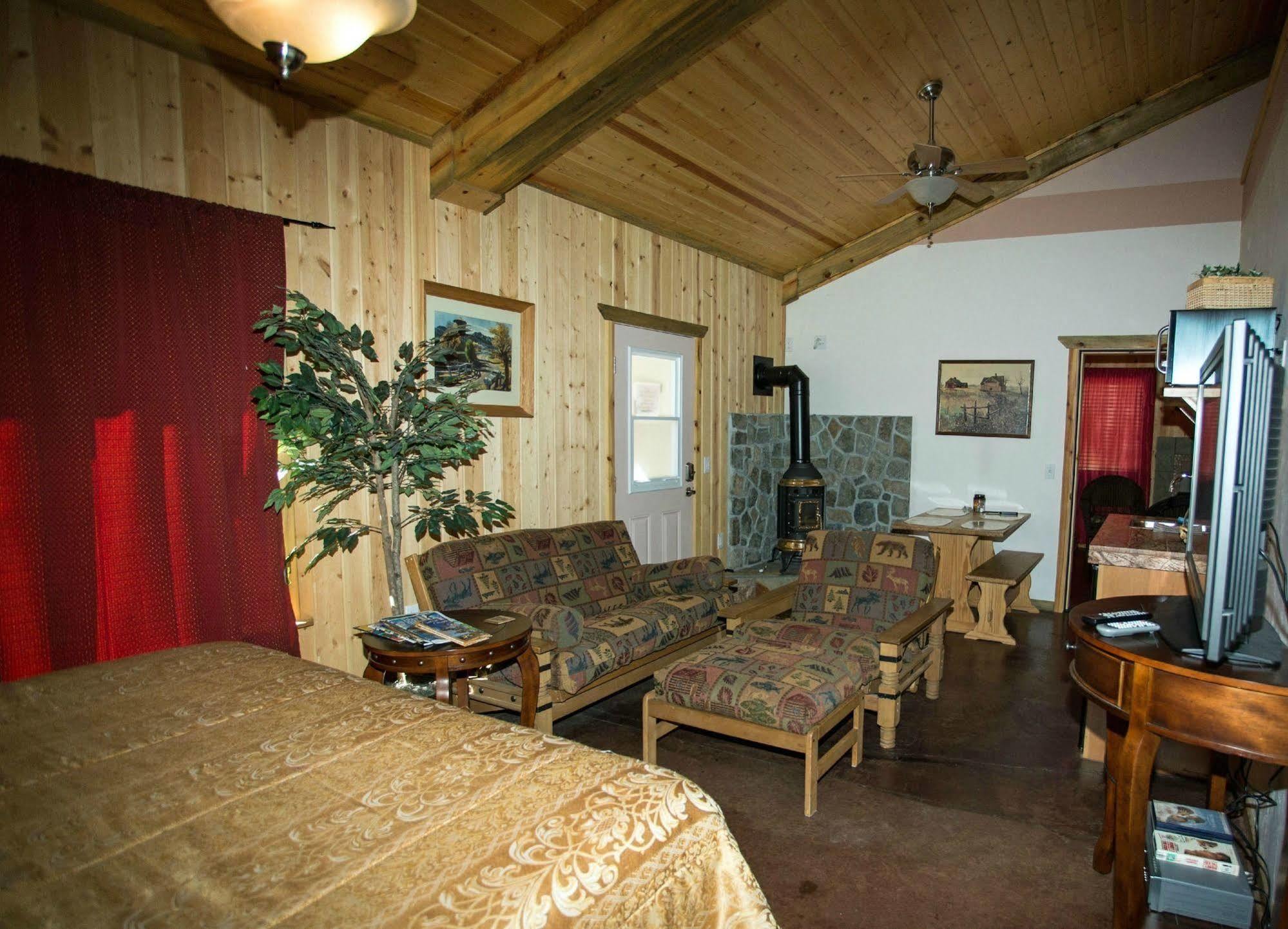DiamondStone Guest Lodges La Pine Exterior foto